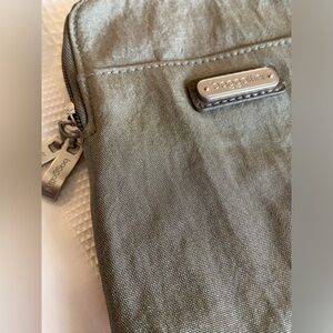 Baggallini travel bag gray double zipper outside magnetic closure pocket